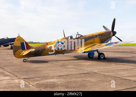 WW2 Fighter, Supermarine, Spitfire Mk1Xe, Low Level, MK356 of the Battle of Britain Memorial Flight, RAF. Auf der Schürze bei RAF Syerston, England. Die A Stockfoto