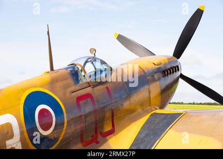 WW' Fighter, Supermarine, Spitfire Mk1Xe, Low Level, MK356 of the Battle of Britain Memorial Flight, RAF. Auf der Schürze bei RAF Syerston, England. Die A Stockfoto