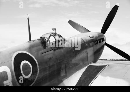 WW2 Fighter, Supermarine, Spitfire Mk1Xe, Low Level, MK356 of the Battle of Britain Memorial Flight, RAF. Auf der Schürze bei RAF Syerston, England. Die A Stockfoto