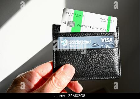 Barclaycard und John Lewis Partnership Card in einer Ledertasche. Stockfoto