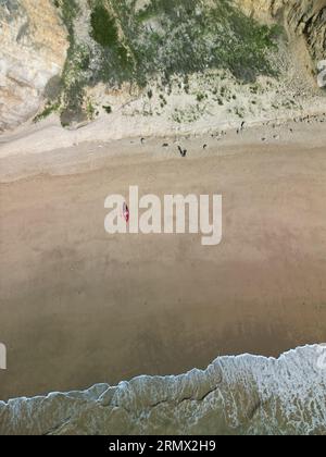 Ein Blick aus der Vogelperspektive auf den Strand Ribeiro do Cavalo an einem sonnigen Tag in Portugal Stockfoto