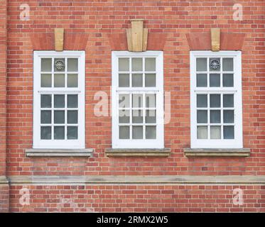 Drei Fenster in den ehemaligen Morris-Garagen in Oxford, England. Stockfoto