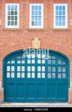 Drei Fenster in den ehemaligen Morris-Garagen in Oxford, England. Stockfoto
