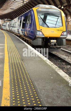 Northern Class 195 CAF-gebauter „Civity“-Dieselmotor Nr. 195005 am Bahnhof York, Großbritannien. Stockfoto