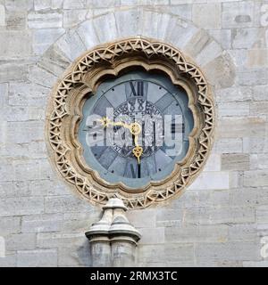 Wien, Österreich - 10. Juli 2015: Goldene Hände bei Glasuhr Zifferblatt am Stephansdom in der Hauptstadt. Stockfoto