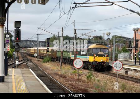 Historische Diesellokomotiven 47712 und D1924 mit dem 1Z47 „Lord of the Isles Statesman“ Zug von Kidsgrove nach Inverness am Bahnhof York am 26/8/23. Stockfoto