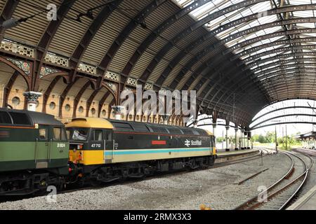 Historische Diesellokomotiven 47712 und D1924 mit dem 1Z47 „Lord of the Isles Statesman“ Zug von Kidsgrove nach Inverness am Bahnhof York am 26/8/23. Stockfoto