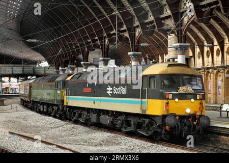 Historische Diesellokomotiven 47712 und D1924 mit dem 1Z47 „Lord of the Isles Statesman“ Zug von Kidsgrove nach Inverness am Bahnhof York am 26/8/23. Stockfoto