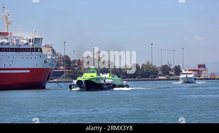 Piräus, Griechenland - 4. Mai 2015: Cosmote Hydro Jet Boat schneller Zugang zum Hafen in Piräus am sonnigen Frühlingstag. Stockfoto