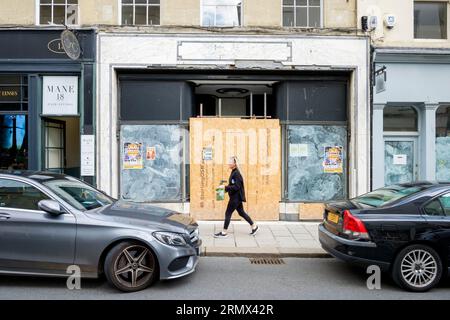 Bewachte Geschäfte in New Bond Street, Bath, Großbritannien, August 2023. In vielen britischen Hochstraßen ist die Zahl der heruntergekommenen Geschäfte gestiegen. Stockfoto