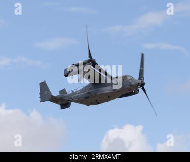 Ein Bell Boeing V-22 Osprey Tiltrotor Flugzeug fliegt auf dem Royal International Air Tattoo 2023 Stockfoto