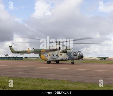 Ein MIL Mi-171Sh Hubschrauber der Tschechischen Republik verlässt das Royal International Air Tattoo 2023 Stockfoto