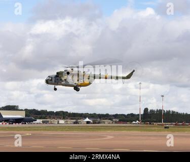 Ein MIL Mi-171Sh Hubschrauber der Tschechischen Republik verlässt das Royal International Air Tattoo 2023 Stockfoto