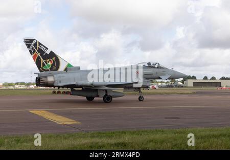 Ein italienischer Eurofighter Typhoon wartet darauf, das Royal International Air Tattoo 2023 zu verlassen Stockfoto