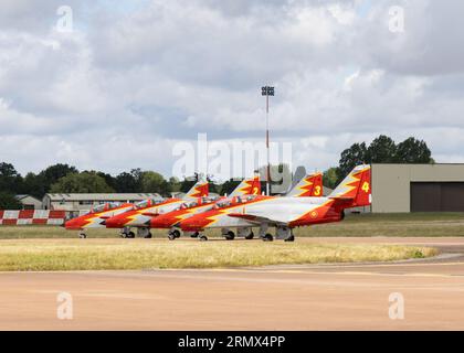 Das spanische Kunstflugteam Patrulla Águila bereitet sich darauf vor, das Royal International Air Tattoo 2023 zu verlassen Stockfoto