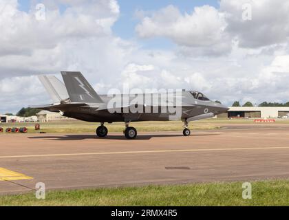 Eine Lockheed Martin F-35B Lightning II wartet auf die Abfahrt von der Royal International Air Tattoo 2023 Stockfoto