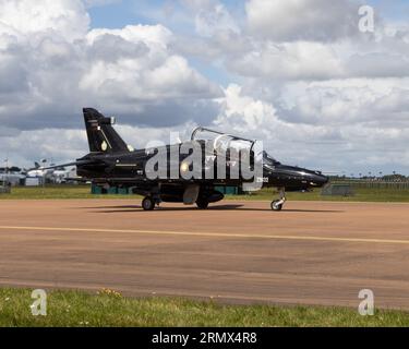 BAE Systems Hawk Advanced Jet Trainer von 4FTS wartet auf die Abfahrt von der Royal International Air Tattoo 2023 Stockfoto