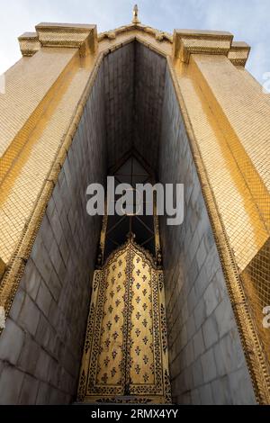 Phra Sri Rattana Chedi, eine Stupa im srilankischen Stil, im Tempel des Smaragd-Buddha, Grand Palace, Bangkok, Thailand - der Phra Si Ratana Chedi Ancho Stockfoto