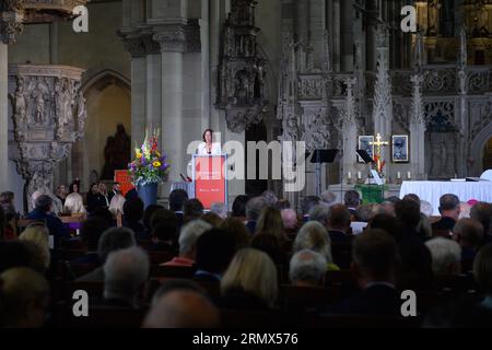 Magdeburg, Deutschland. 30. August 2023. Katarina Barley (SPD) Vizepräsidentin des Europäischen Parlaments spricht bei der Verleihung des Kaiser-Otto-Preises im Magdeburger Dom zu Gast. Der Kaiser-Otto-Preis wurde dem Präsidenten der Slowakei verliehen. Quelle: Klaus-Dietmar Gabbert/dpa/Alamy Live News Stockfoto