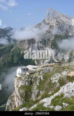 Die obere Station von Fuente de teleferico (Seilbahn) bei El Cable in den Picos de Uropa, Nordspanien. Einen der Csaren zeigen. Pena Remona jenseits. Stockfoto