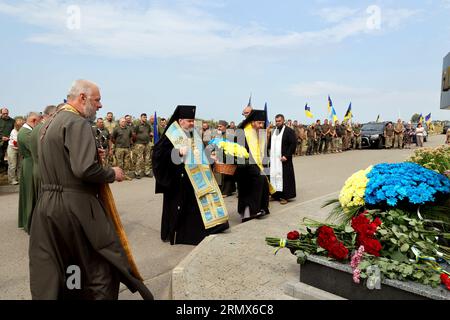 Nicht exklusiv: CHARKIW, UKRAINE - 29. AUGUST 2023 - Metropolit von Charkiw und Bohodukhiv Mytrofan (L) und Metropolit von Charkiv und Izium Afanasii Stockfoto