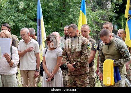 Nicht exklusiv: CHARKIW, UKRAINE - 29. AUGUST 2023 - Mitglieder der Öffentlichkeit zollen dem Personal der 113. Separaten Brigade des Territoriums Tribut Stockfoto