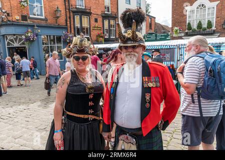 Ehepaar in Steampunk-Kostümen, Castle Hill, Lincoln City, Lincolnshire, England, UK Stockfoto