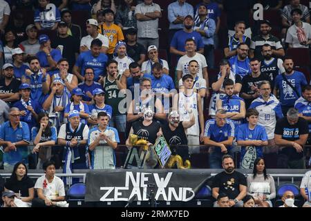 Pasay, Philippinen. 30. August 2023. Fans des neuseeländischen Basketballteams feiern während des FIBA Männer Basketball WM-Spiels 2023 zwischen Griechenland und Neuseeland in der MOA Arena. Endstand Griechenland 83:74 Neuseeland. (Foto: Earvin Perias/SOPA Images/SIPA USA) Credit: SIPA USA/Alamy Live News Stockfoto