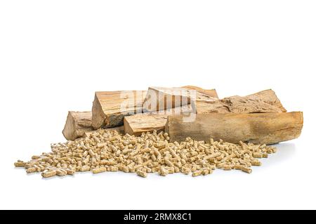 Holzpellets und Buchenholz auf weiß Stockfoto