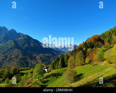 Malerischer Blick auf die Berge oberhalb von Kranjska gora in der Region Gorenjska in Slowenien im Rücken von Srednji vrh mit Hängen bedeckt mit Wäldern mit Stockfoto