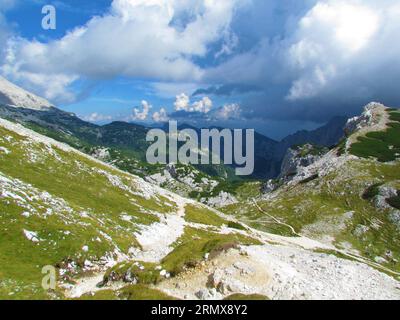 Malerischer Blick auf eine alpine Landschaft auf dem Weg zur Planika-Hütte im Triglav-Nationalpark und Julischen alpen in der Region Gorenjska in Slowenien und da Stockfoto