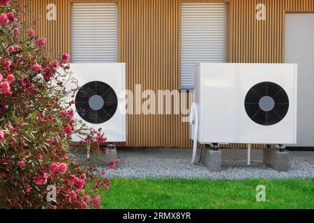 Umweltfreundliche Luftwärmepumpen an der modernen Hausfassade Stockfoto