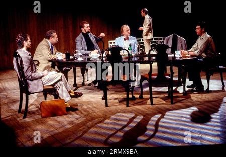 l-R: Anton Lesser (Bill Howell), David de Keyser (Hans Einhorn), Clive Russell (Alberto Fava), Oliver Ford Davies (Norton Quinn), Clive Merrison (Julio Montero), Sean Baker (Ernesto Pico) in PRINCIPIA SCRIPTORIAE von Richard Nelson im Royal Shakespeare Company Centre (RSC), Design Barbican 2, The Pit, 10/1986, 2. Bob Crowley Kostüme: Fotini Dimou Lighting: Paul Armstrong Regisseur: David Jones Stockfoto