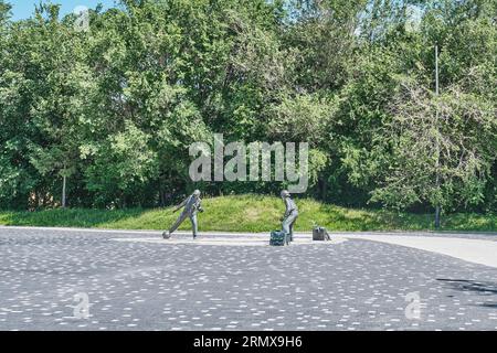 Kazan, Russland - 11. Juni 2023: Skulpturale Komposition, Jungen spielen Fußball, Bildhauer Asia Minnullina. Festival Square. Eröffnet zu Ehren der Weltmeisterschaft Stockfoto