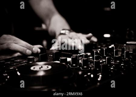 Club DJ-Regler am Mixer. Stockfoto