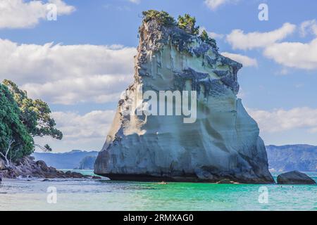 Blick auf HOHO Rock von Cathedral Cove auf der Nordinsel Neuseelands wirhout people Stockfoto