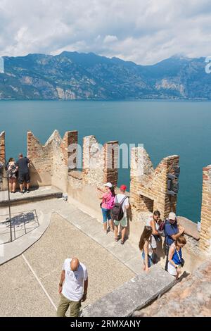 Blick vom Turm der Scaliger-Burg, Castello Scaligero am Ufer des Gardasees in Malcesine in Italien auf den Komplex unten mit einigen Touristen Stockfoto