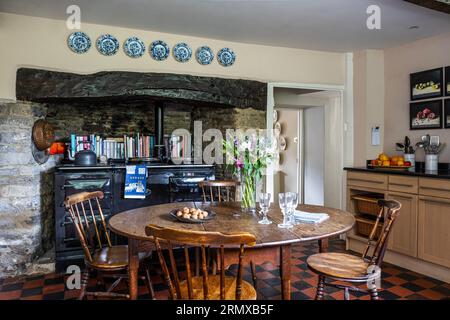 Meissen Teller über Aga in der georgianischen Küche des 18. Jahrhunderts, Northamptonshire, Großbritannien Stockfoto