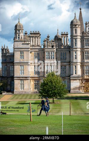 Stamford, Großbritannien. 30. August 2023. Pippa Funnell und Zara Tindall während eines Kurswandergangs bei den 2023 Defender Burghley Horse Trials, die auf dem Gelände von Burghley House in Stamford, Lincolnshire, England, Großbritannien, stattfinden. Quelle: Jonathan Clarke/Alamy Live News Stockfoto