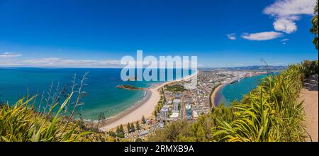 Panoramasicht von Tauranga mit Papamoa Beach vom Mount Mainganui auf der Nordinsel Neuseelands Stockfoto