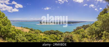 Blick vom Mount Mainganui auf Matakana Island auf der Nordinsel Neuseelands Stockfoto