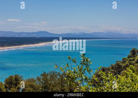 Blick vom Mount Mainganui auf Matakana Island auf der Nordinsel Neuseelands Stockfoto