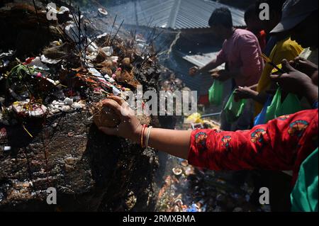 Srinagar Kaschmir, Indien. 30. August 2023. Eine Hindu-Frau führt Rituale während des Raksha Bandhan Festivals in Srinagar auf. Raksha Bandhan bedeutet „eine Bindung des Schutzes“, bei der Schwestern heilige Fäden an das Handgelenk ihrer Brüder binden, um sie zu schützen. Das Ritual wird während des Vollmonds im Hindu-Monat Shravan beobachtet. Am 30. August 2023 in Srinagar Kaschmir, Indien. (Bildauszug: © Firdous Nazir/Okular über ZUMA Press Wire) NUR REDAKTIONELLE VERWENDUNG! Nicht für kommerzielle ZWECKE! Stockfoto