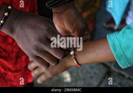 Srinagar Kaschmir, Indien. 30. August 2023. Eine Hindu-Frau fädelt Rakhi während des Raksha Bandhan Festivals in Srinagar am Handgelenk ihres Bruders. Raksha Bandhan bedeutet „eine Bindung des Schutzes“, bei der Schwestern heilige Fäden an das Handgelenk ihrer Brüder binden, um sie zu schützen. Das Ritual wird während des Vollmonds im Hindu-Monat Shravan beobachtet. Am 30. August 2023 in Srinagar Kaschmir, Indien. (Bildauszug: © Firdous Nazir/Okular über ZUMA Press Wire) NUR REDAKTIONELLE VERWENDUNG! Nicht für kommerzielle ZWECKE! Stockfoto