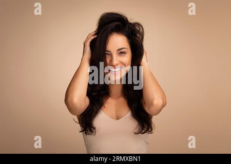 Porträt einer lächelnden hispanischen Frau mit schönen dunklen langen Haaren Stockfoto