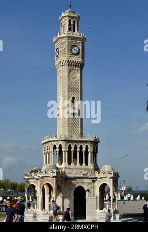 İzmir, Türkiye, der İzmir-Uhrturm auf dem Konak-Platz unter blauem Himmel. Stockfoto
