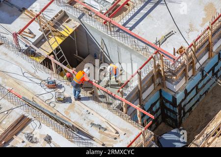 Draufsicht auf die Baustelle beim Betonieren der Kellertreppen Stockfoto