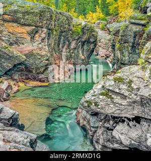 Enge Schlucht und Herbstfarben entlang des mcdonald Creek im Gletscher-Nationalpark, montana Stockfoto