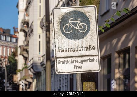 Straßenschild: „Fahrradstraße – Kraftfahrzeug verkehrstfrei“ Stockfoto