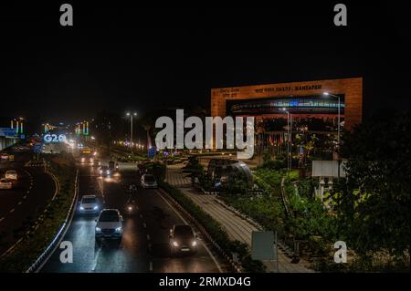 New Delhi, Delhi, Indien. 30. August 2023. Der Verkehr bewegt sich außerhalb des Hauptortes des bevorstehenden G20-Gipfels in Neu-Delhi, Indien, am 30. August 2023. Indien wird ab September 9-10 den 18. G20-Gipfel in Neu-Delhi ausrichten. (Bild: © Kabir Jhangiani/ZUMA Press Wire) NUR REDAKTIONELLE VERWENDUNG! Nicht für kommerzielle ZWECKE! Stockfoto